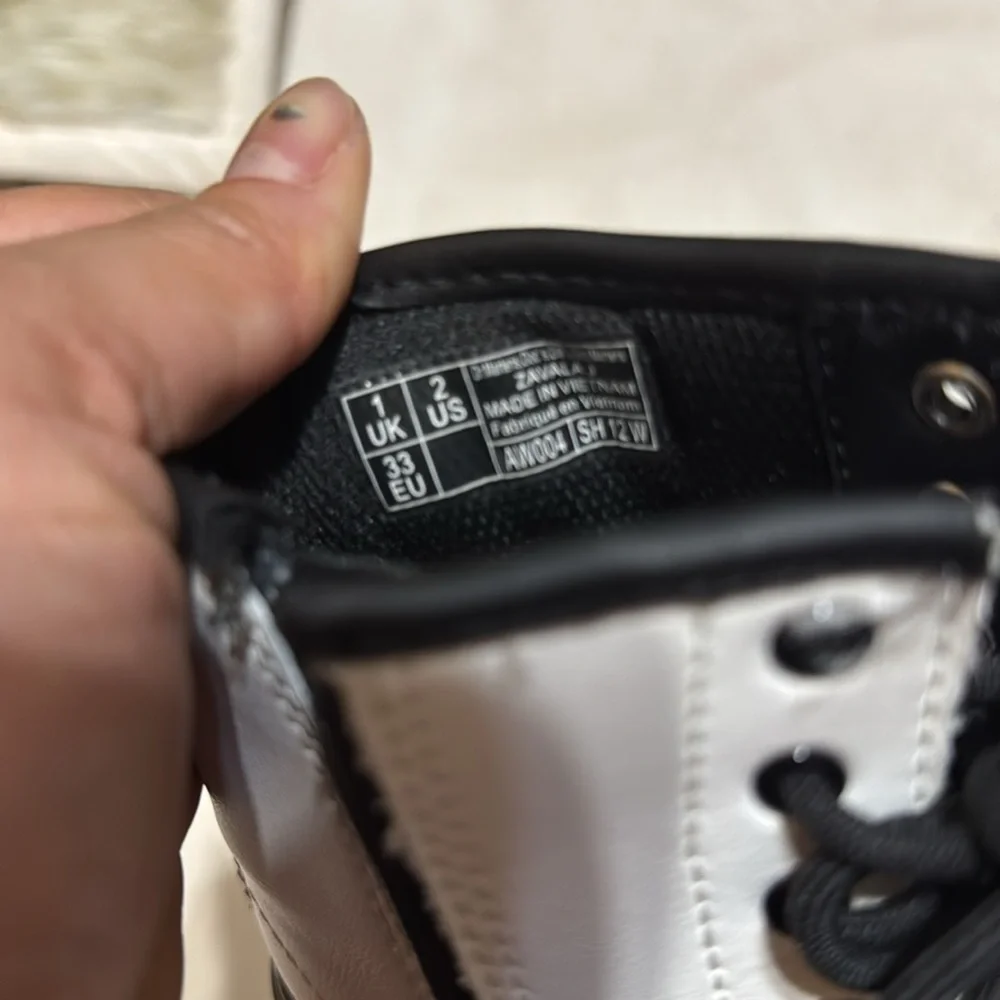 Dr. Martens Zavala J Youth Girls - Picture 3 of 11